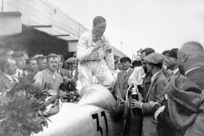 1932年5月のベルリン郊外のアフスレースにストリームラインボディのメルセデス・ベンツSSKLで出場し、優勝した。写真は優勝し皆から祝福をされているシーン