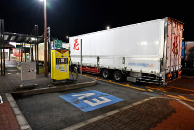 草津PAでは到着したのが23時すぎということもあり、トラックが駐車枠からあふれて、50kW充電器の入口を塞いでいた
