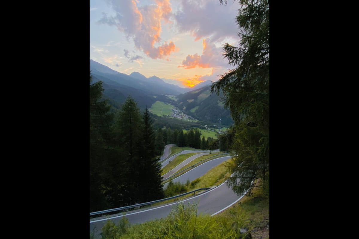 日没を見ながらのウンブライル峠の九十九折は幻想的で美しい！　しかし、なかなかのスリリング