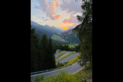 日没を見ながらのウンブライル峠の九十九折は幻想的で美しい！　しかし、なかなかのスリリング
