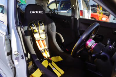バケットシートと4点式または6点式のフルハーネスは、安全性に加え正しいドライビングポジションを作るためにも欠かせない装備