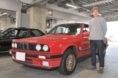 BMWの1991年式E30 325iカブリオレと、オーナーの実方康介さん
