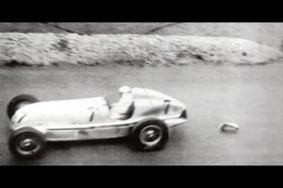ドイツGPのゴール直前、メルセデス・ベンツのリムからタイヤがズタズタになって飛び散った