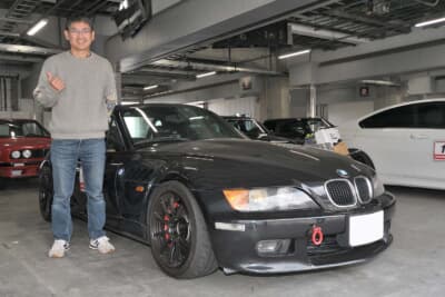 BMWの2000年式Z3と、オーナーの早川浩太郎さん