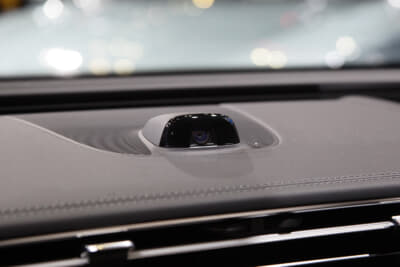 カメラが車内に設置されドライバーの視線を追跡し、ディスプレイに写る映像を常に3Dで表示するようになっている
