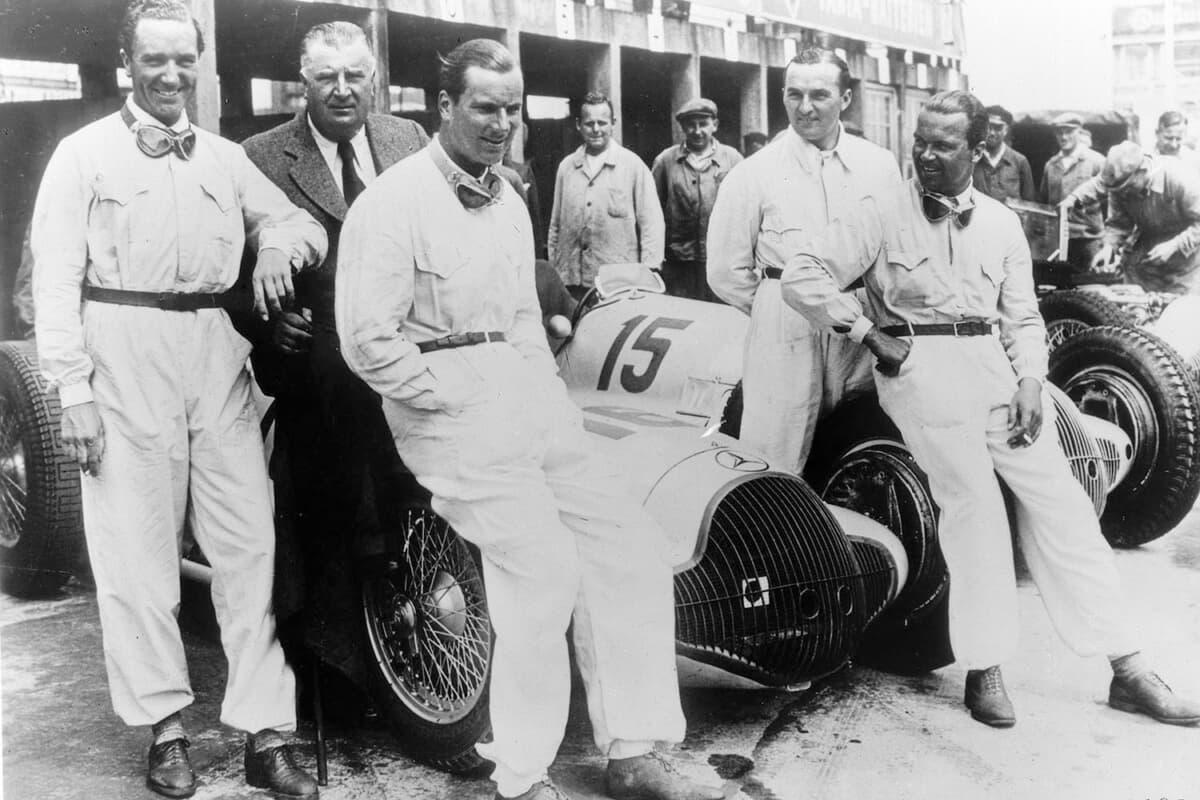 1938年のドイツGPでの最強のメルセデス・ベンツチーム（左からマンフレッド・フォン・ブラウヒッチュ、ノイバウアー監督、リチャード・シーマン、ヘルマン・ランク、ルドルフ・カラッチオラ）