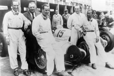1938年のドイツGPでの最強のメルセデス・ベンツチーム（左からマンフレッド・フォン・ブラウヒッチュ、ノイバウアー監督、リチャード・シーマン、ヘルマン・ランク、ルドルフ・カラッチオラ）