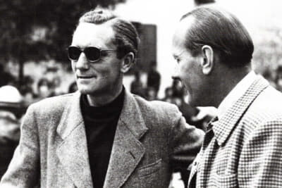 ハンス・シュトウック（写真左）はガルミッシュのオートバイレースにも参加している。写真はオートバイレース監督のマンフレッド・フォン・ブラウヒッチュと話し合っているシーン