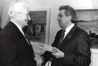 1985年、SED中央委員会書記長（旧東ドイツ社会主義統一党）は、マンフレッド・フォン・ブラウヒッチュに「国家間友好の星」メダル授与した