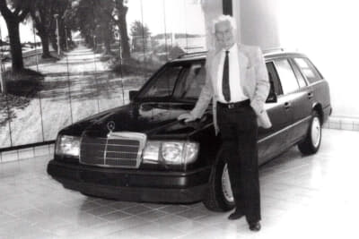 マンフレッド・フォン・ブラウヒッチュは1986年、ジンデルフィンゲンで彼のメルセデス・ベンツ300TEを受け取った