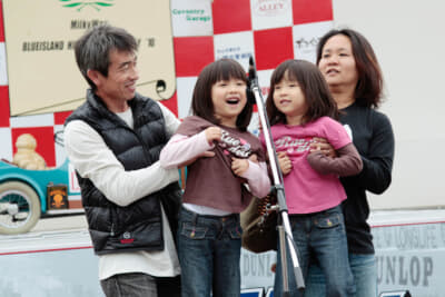 2010年、両親と参加していたときの井戸田さん姉妹