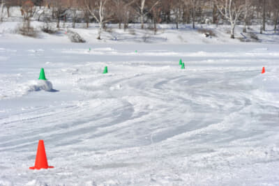 キンキンに冷えた氷だけの路面であれば、タイヤが氷に吸い付いてスリックタイヤでも走行できる
