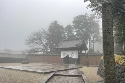 室町時代に建てられた鎌倉・明月院の正門。関東大震災で半壊したのち、茶人や実業家の手を経て、東京・根津美術館正門となり、根津美術館の建て替え時に寄贈されたもの