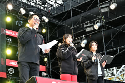 トークショーのMCを務める、左からピエール北川さん、渡辺順子さん、結城みいさん