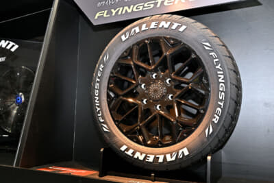 ハイエース専用タイヤとして開発したフライングスターは、サイドウォールにVALENTIとFLYINGSTERのロゴがデザインされている