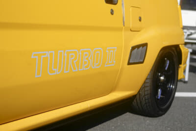 ノーマルでは「CABRIOLET」のステッカーが貼られているが、大手さんは換装したエンジンに合わせて「TURBO II」へと変更