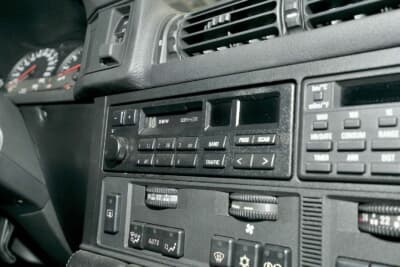 E34M5のオーディオ。“時代感”をそのままに、新車時に装着されていたカセットラジオもある
