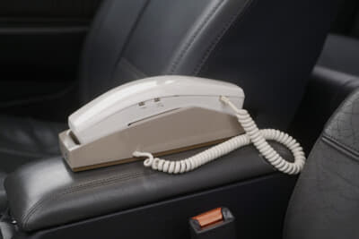 当時の電電公社（現在のNTT）から登場した自動車電話。1985年には全国通話が可能になっていた。これも港302号車には必需品
