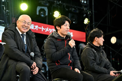 坪井選手と千代選手のトークに坂東代表は思わず笑顔に