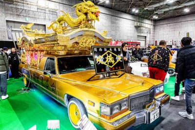 金色に光る霊柩車のキャデラック「ブロアム」