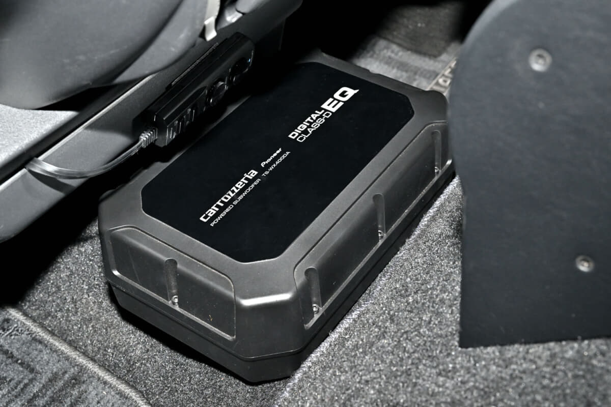 重低音を楽しめる、24cm×14cmパワードサブウーファー TS-WX400DAは運転席と助手席の間に設置