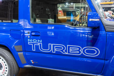 ボディサイドには5ターボに備わる「TURBO」のデカールをオマージュしたものが貼られている