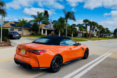 ファイアーオレンジはフロリダの街並みにも映える