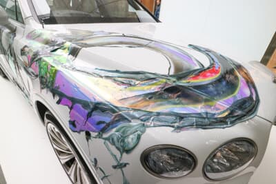 ハクイキシロイ氏の作品が貼られたベンテイガは、アートカーといった雰囲気