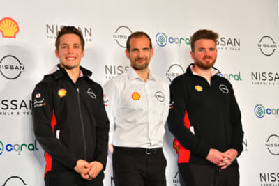 日産フォーミュラEチームドライバーのサッシャ・フェネストラズ選手（左）、ゼネラルマネージャー兼マネージングディレクターのトマソ・ヴォルペ氏（中央）、ドライバーのオリバー・ローランド選手（右）