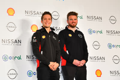 日産フォーミュラEチームのドライバーを務める、サッシャ・フェネストラズ選手（左）とオリバー・ローランド選手（右）