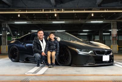 BMW i8とオーナーの小澤さんと息子さん