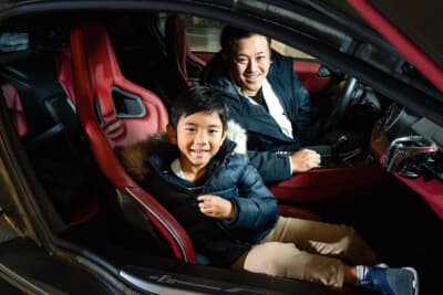 BMW i8のオーナーの小澤さんと息子さん