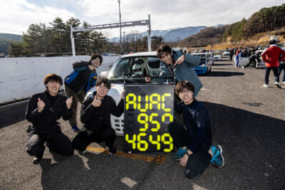 学生クラスで準優勝した、秋田大学の957号車 PON-52 エッセ