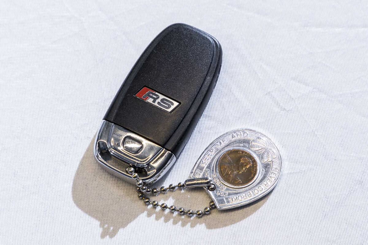 アウディ RS4 アバントのスマートキーにアメカジの雰囲気ただようキーホルダーを付ける