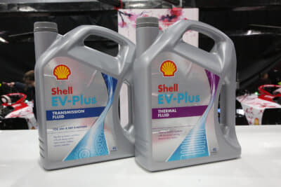 シェルというとガソリンメーカーのイメージが強いが、EV（電気自動車）向けの「Shell EV-Plus」という電動パワートレイン専用フルードの開発も行っている