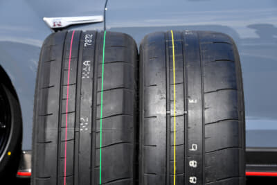 左がR35用のOE（純正装着）タイヤで右がダンロップの新SPORT MAXX（いずれもフロント用）。グルーブなどは細く、浅いがタイヤのトレッドパターンは近しい。ただし内部構造は大きく異なってる