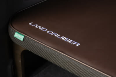 ランドクルーザー250専用ベッドキット。フェイクレザー製でブラック、ブラウンの2色展開