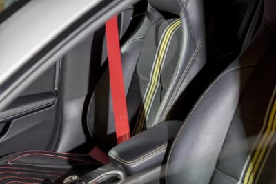 メルセデス・ベンツ CLA クーペのインテリアはシートベルトを赤のものに変更する