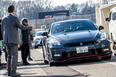 日産自動車のGT-Rブランドアンバサダーを務める田村宏志氏がコースへ送り出す