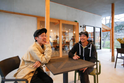 「ぼくらのミナノベース」代表の松藤さん（右）と語り合うマオくん（左）。都心からほど近い「ぼくらのミナノベース」はこうしたオフ会にもぴったりだ