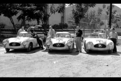 1952年カレラ・パナメリカーナ・メキシコに参戦した300SLプロトタイプ（W194）の3台は遠方より識別できる様にヘッドライト周辺を彩色（左から2位のヘルマン・ランク／エルヴィン・グルップのクーペはブルー色、1位のカール・クリンク／ハンス・クレンクのクーペはグリーン色、3位のジョン・フィッチ／ユルゲン・ガイガーのロードスターはホワイト色だが失格となる）