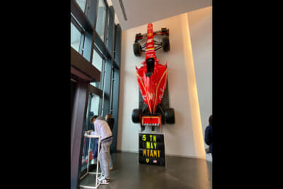 フェラーリミュージアムの入口にはF1マシン！