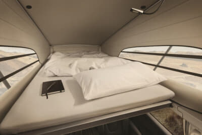 ルーフに積んだテントを広げるだけでベッドスペースが確保できる手軽さが人気