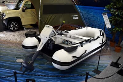 スズキの小型電動船外機のコンセプトモデル「Small e outboard concept」を装着したミニボート