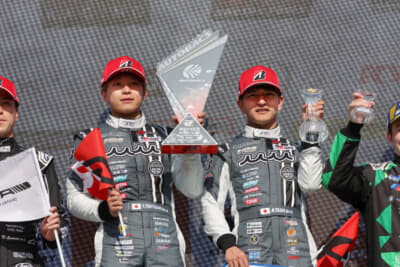 優勝した2号車の堤 優威選手（写真左）と平良 響選手