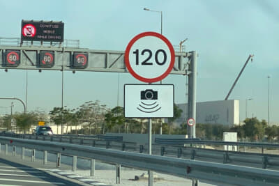 カタールの高速道路に設置されていたオービスの予告看板