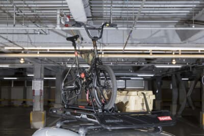 ヤキマ製オフグリッドのラックと同社製ラプターをつかって自転車を載せるメルセデス・ベンツ CLA シューティングブレーク