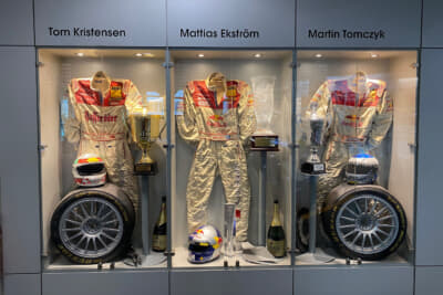 ABTのレースマシンをドライブした名ドライバーのスーツを展示。左からトム・クリステンセン、マティアス・エクストローム、マーティン・トムチェック