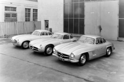 初代の300SLのトリオ。左より1952年型／1953年型300SLプロトタイプ（W194）のレースマシン、そして1954年300SLガルウイングクーペ（W198）へとリファインしたものであることが一目瞭然