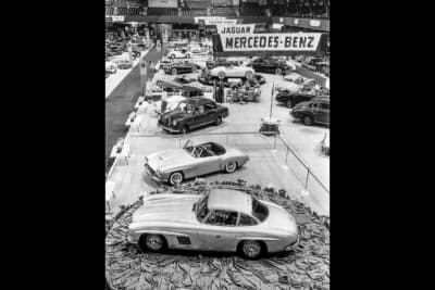1954年2月のニューヨーク国際オートショーで300SLガルウイングクーペ（W198）と190SL（W121）の2台が同時発表展示された（190SLはプロトタイプ）